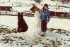 Claus mit Blacky beim Schneemannbauen